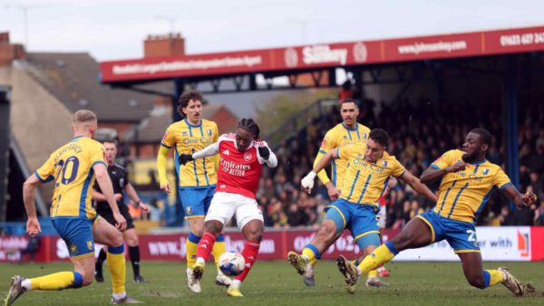 Arsenal Sofre, Mas Vence Time da 3ª Divisão e Avança na FA Cup, Sonhando com Títulos