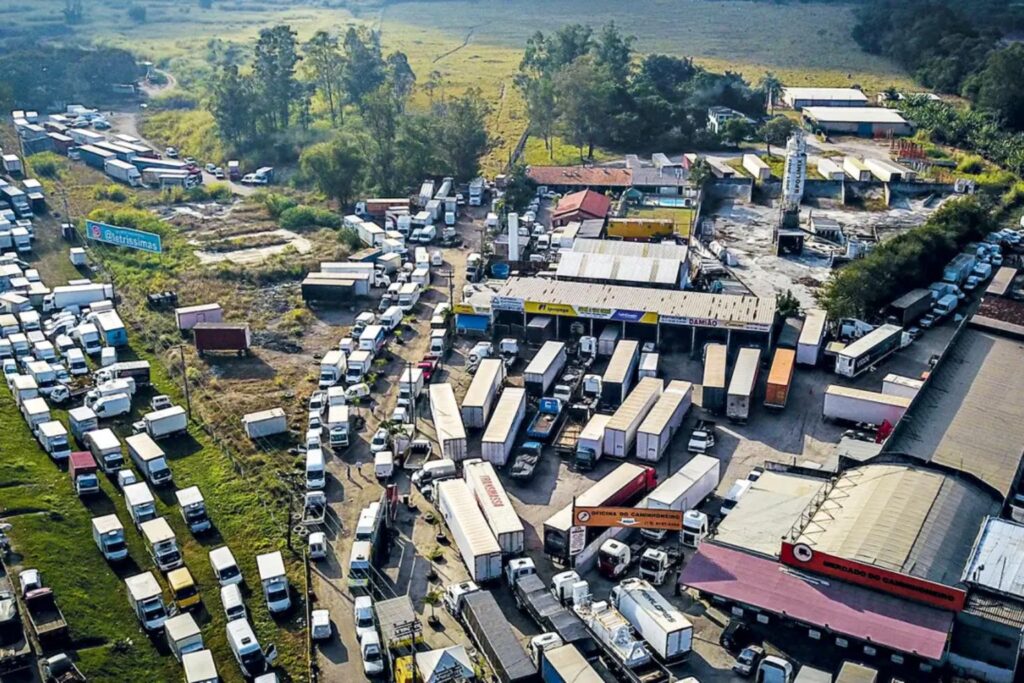Greve dos caminhoneiros em 2018 parou o país e trouxe crise de desabastecimento (Nilton Cardin/Parceiro/Agência O Globo) 

Leia mais em: https://veja.abril.com.br/economia/caminhoneiros-se-mobilizam-para-nova-paralisacao-mostra-monitoramento/