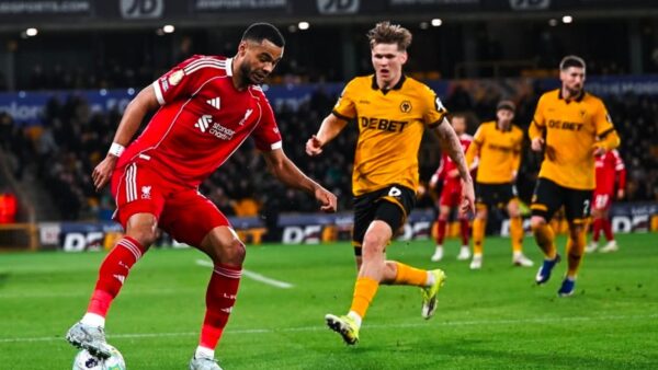 Liverpool é superado pelo Wolves com gol no último minuto e acumula 9ª derrota na Premier League
