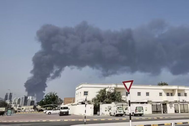 Irã afirma que Embaixada dos EUA em Bagdá foi atacada 3 vezes; EUA emitem alerta para cidadãos deixarem o Iraque