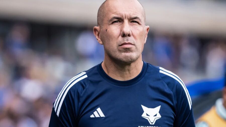 Novo técnico Leonardo Jardim, Flamengo busca centroavante móvel para 2026, Richarlison aparece como alvo principal, diretoria monitora Gabriel Jesus, Taty Castellanos, Igor Jesus e Kaio Jorge