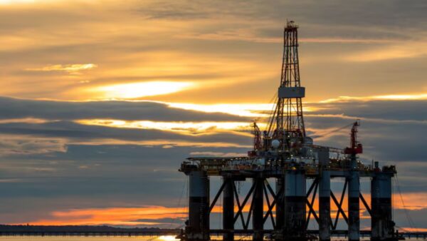 Petróleo Brent dispara acima de US$ 115 após ataque do Irã a instalações energéticas no Oriente Médio e acende alerta de alta na gasolina mundial
