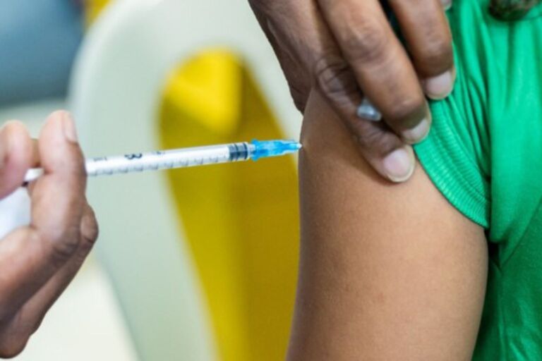 Vacina HPV em SP: Meninos atingem 74%, mas meta de 90% ainda é desafio; veja quem mais deve se proteger