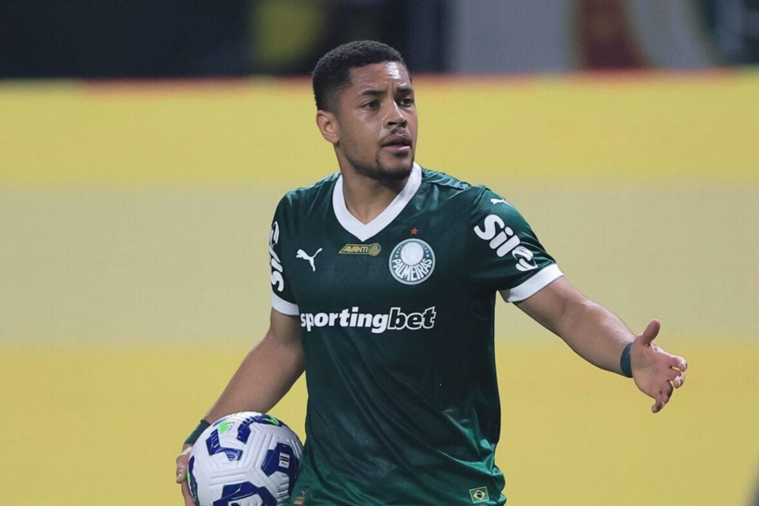 Vitor Roque no Banco do Palmeiras na Final do Paulistão: Entenda a Estratégia e o Tratamento Intensivo do Craque - (Foto: Ettore Chiereguini/AGIF)