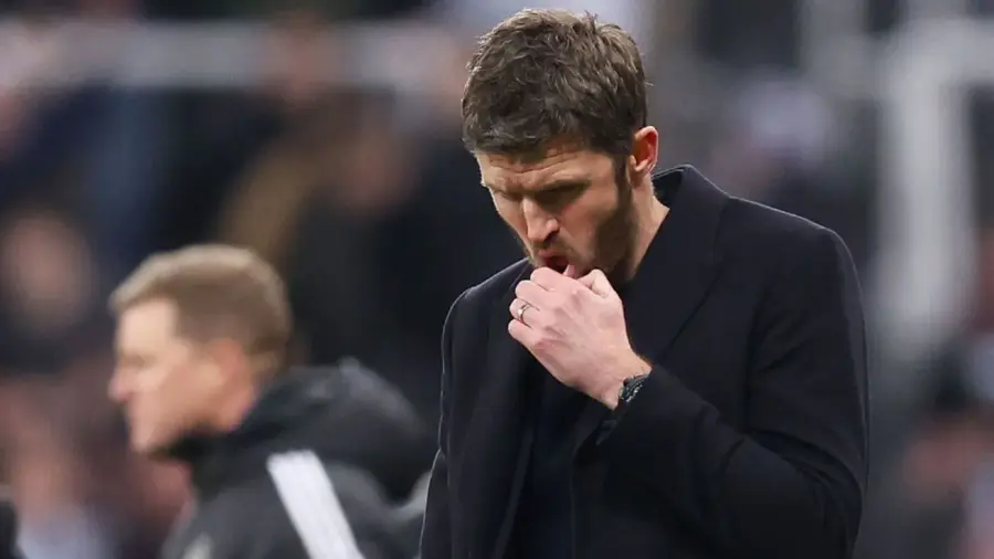 Michael Carrick lamenta primeira derrota no Manchester United: “Dói demais” após invencibilidade o time caiu diante do Newcastle por 2 a 1