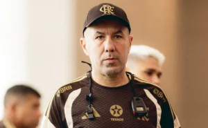 Flamengo monitora Lautaro Rivero, zagueiro canhoto do River Plate avaliado em 4,2 milhões de euros, clube avalia proposta para reforçar a defesa com jovem de 22 anos