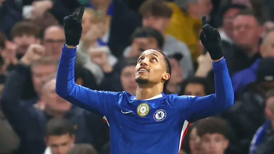 Chelsea em Crise: Liam Rosenior Busca Vitória Crucial Contra Everton para Aliviar Pressão Pós-Derrotas