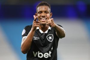 Botafogo exige R$ 234 milhões por Danilo e trava negociações com Flamengo e Palmeiras; entenda o motivo
