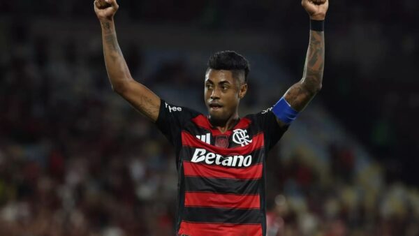 Bruno Henrique prioriza renovação com o Flamengo após sondagens de dois clubes brasileiros, decisão confirma permanência do atacante aos 35 anos