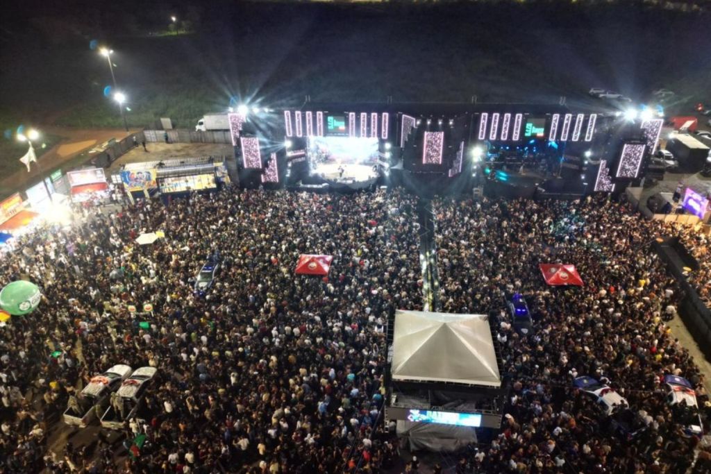 Carnaforró 2026 Começa com Praça Lotada e Forró Eletrônico: Veja Fotos da Primeira Noite em Nossa Senhora da Glória!
