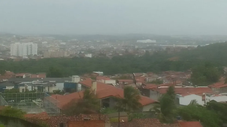Chuva forte em Aracaju: 72 mm em 12 horas e alerta ativo até meia-noite
