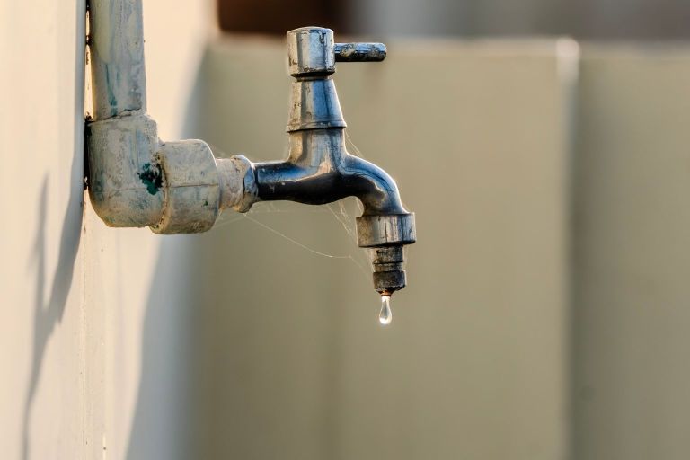 Falta de água em Aracaju: 40 mil afetados e protesto fecha avenida