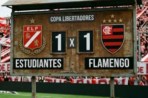 Flamengo empata com Estudiantes e perde Arrascaeta por lesão, arbitragem polêmica e fratura na clavícula confirmada, dúvida para o clássico contra o Vasco