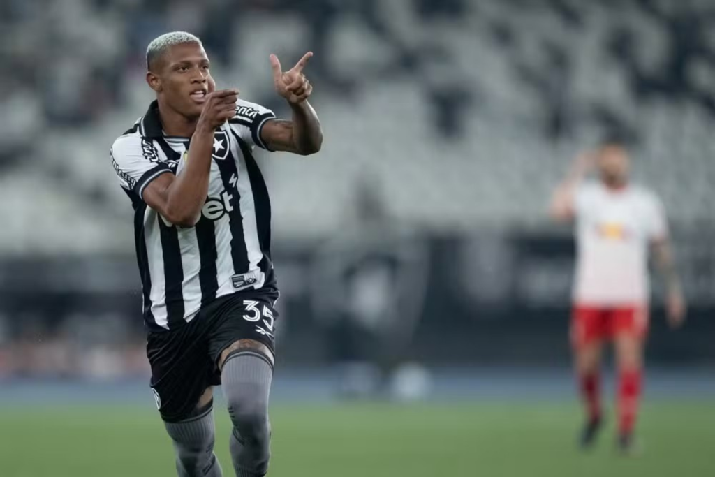Flamengo mira volante Danilo do Botafogo: Proposta em julho e resposta positiva do Alvinegro agitam mercado