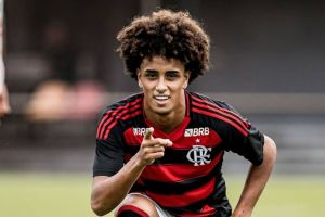 Impasse na Renovação: Flamengo Corta Promessa Ryan Roberto de Jogo Crucial do Brasileirão Sub-20
