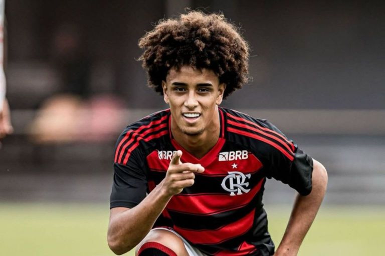 Impasse na Renovação: Flamengo Corta Promessa Ryan Roberto de Jogo Crucial do Brasileirão Sub-20