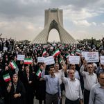 Irã em ‘colapso’ pede reabertura urgente do Estreito de Ormuz aos EUA, diz Trump