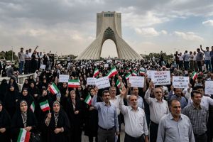 Irã em ‘colapso’ pede reabertura urgente do Estreito de Ormuz aos EUA, diz Trump