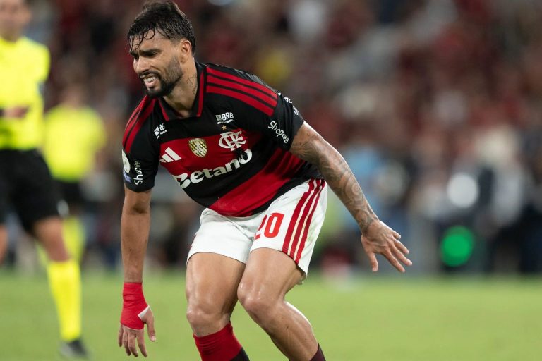 Lucas Paquetá sente joelho esquerdo em vitória do Flamengo e preocupa torcida após marcar gol contra o Bahia