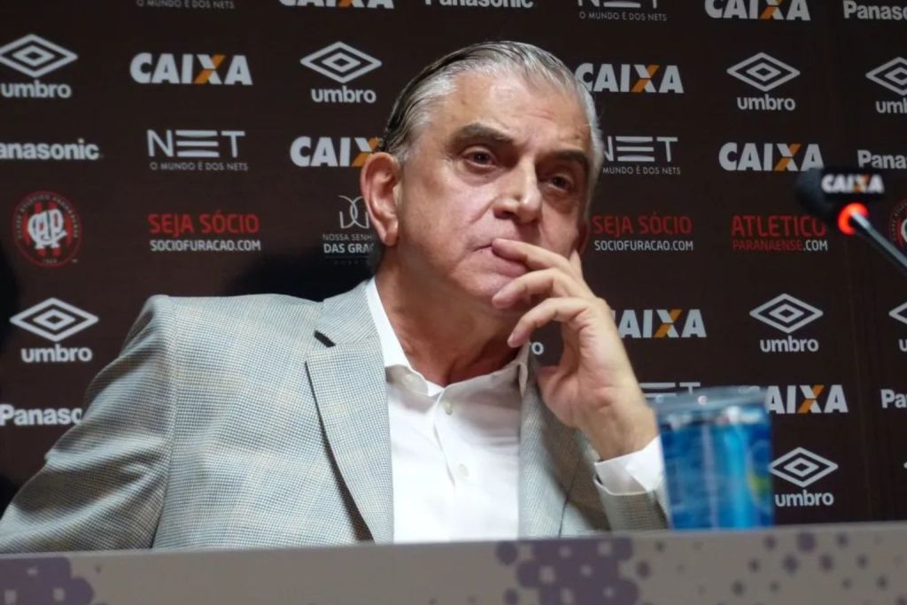 Presidente do Atlético-PR surta contra arbitragem e cita Flamengo em polêmica no Brasileirão