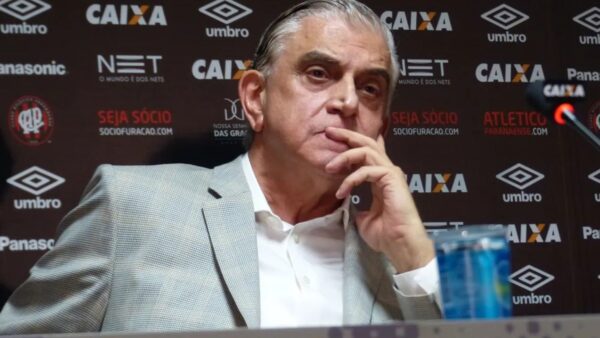 Presidente do Atlético-PR surta contra arbitragem e cita Flamengo em polêmica no Brasileirão