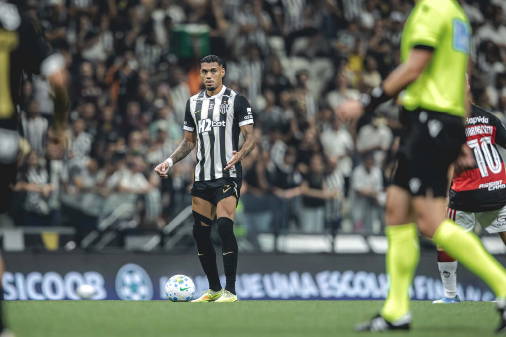 Zagueiro do Atlético-MG expõe crise interna após goleada do Flamengo: ‘Do jeito que está, não dá’