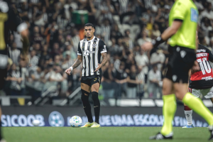 Zagueiro do Atlético-MG expõe crise interna após goleada do Flamengo: ‘Do jeito que está, não dá’