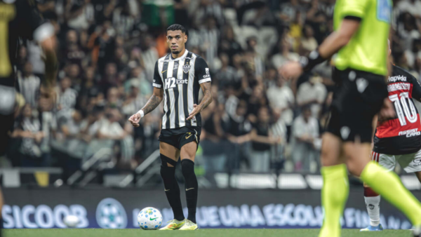Zagueiro do Atlético-MG expõe crise interna após goleada do Flamengo: ‘Do jeito que está, não dá’