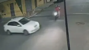 Momento Exato de Colisão Impactante entre Moto e Carro; Vítimas Socorridas