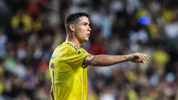 Ronaldo brilha e Al Nassr dispara na liderança do Campeonato Saudita contra o Al Ahli
