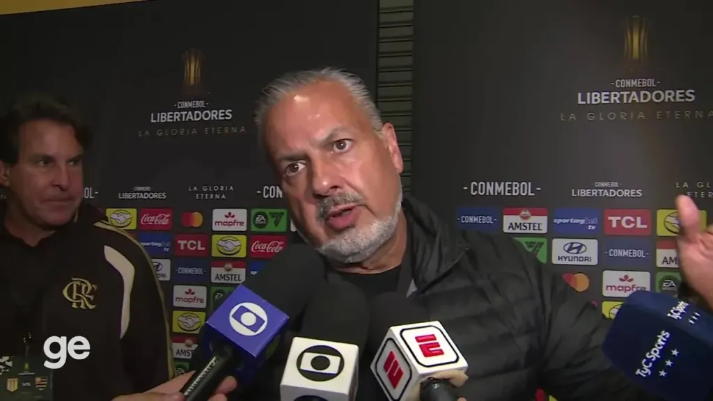 José Boto critica arbitragem por omissão em Estudiantes, chama jogo de ‘guerra’, aponta expulsões não marcadas e lamenta fratura de Arrascaeta, risco à Copa