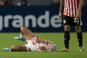 Arrascaeta fratura a clavícula direita no empate com Estudiantes, será operado e desfalca o Flamengo contra o Vasco, vice-artilheiro com sete gols