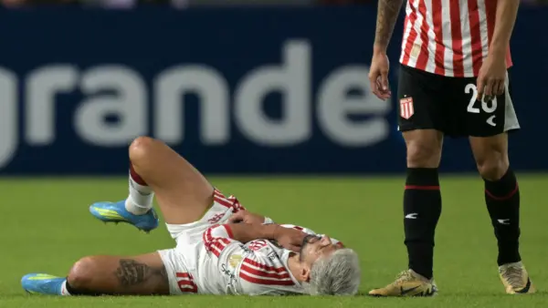 Arrascaeta fratura a clavícula direita no empate com Estudiantes, será operado e desfalca o Flamengo contra o Vasco, vice-artilheiro com sete gols
