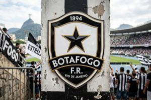 Botafogo: Técnico explica ausência de zagueiro Alexander Barboza, alvo do Palmeiras, e futuro do jogador