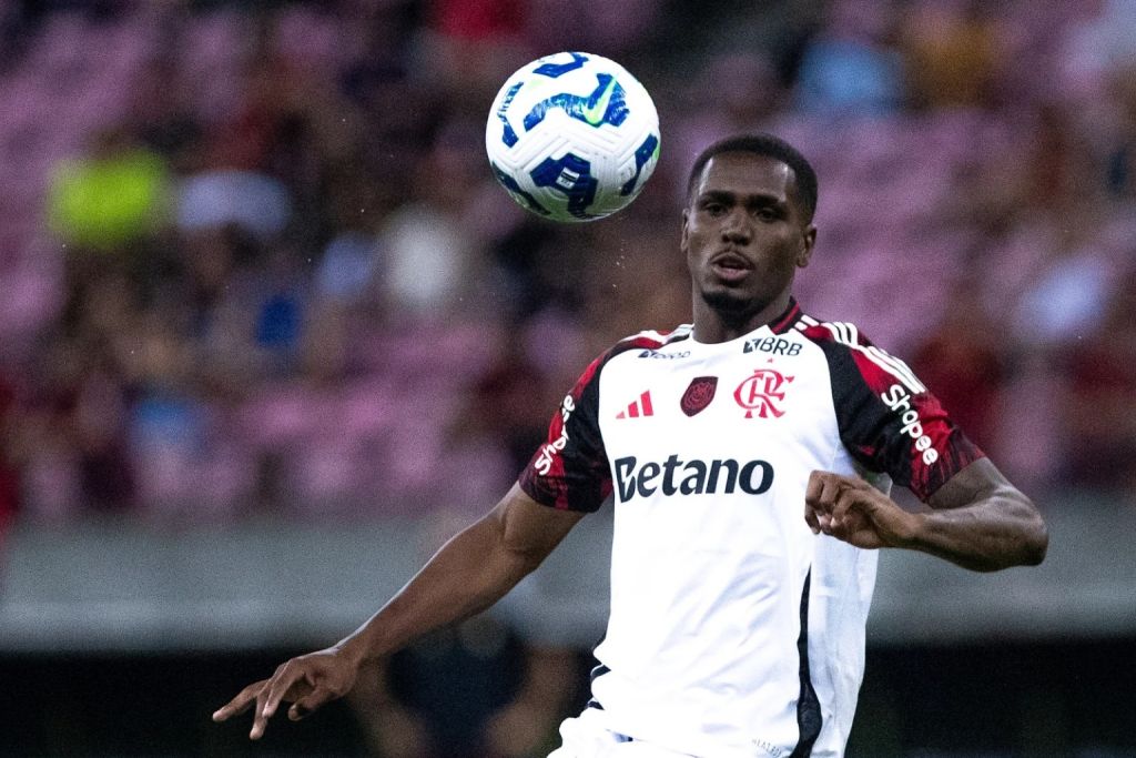 Evertton Araújo expõe conversa tensa no vestiário do Flamengo após empate com Vasco e aponta erros cruciais no Brasileirão