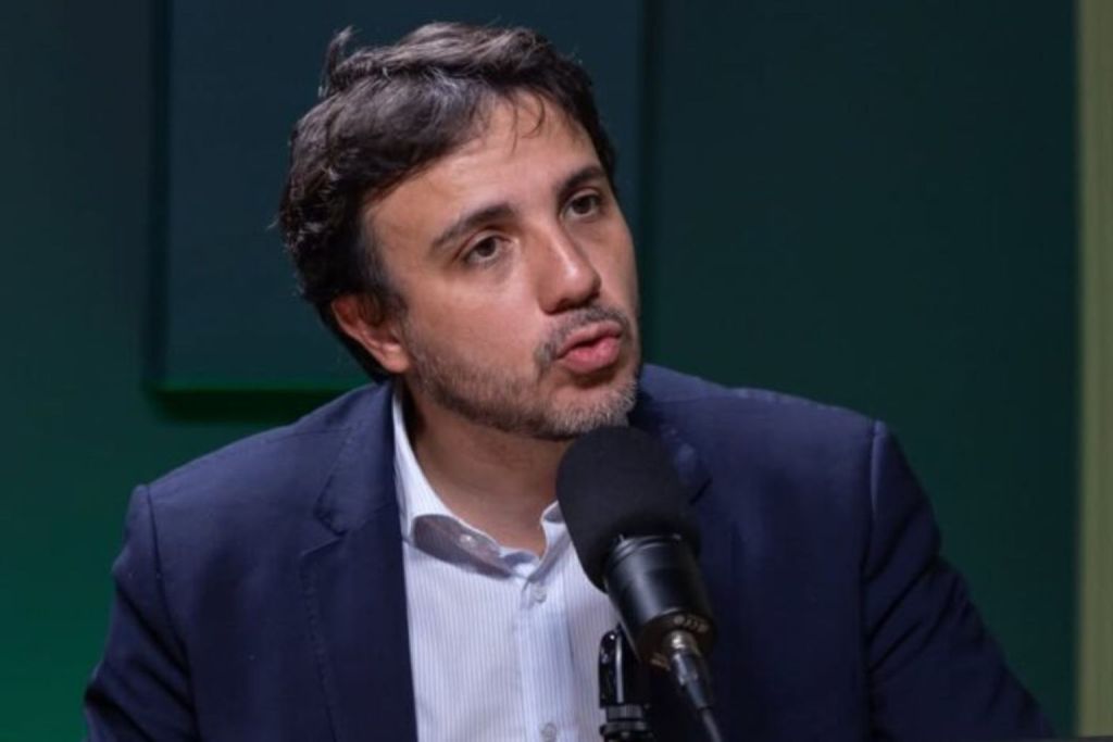 Renan Santos defende penas rígidas para crimes contra mulheres e critica jornada 6×1