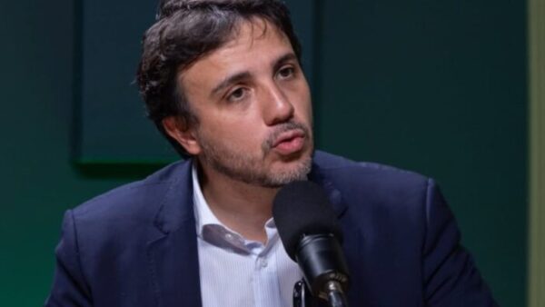 Renan Santos defende penas rígidas para crimes contra mulheres e critica jornada 6×1