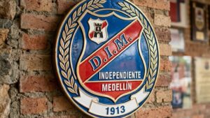 Técnico do Independiente Medellín alerta sobre ‘sacrifício’ do elenco antes de duelo crucial contra o Flamengo pela Libertadores
