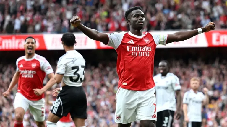 Saka Brilha e Arsenal Vence Fulham, Mas Preocupação com Champions League Persiste