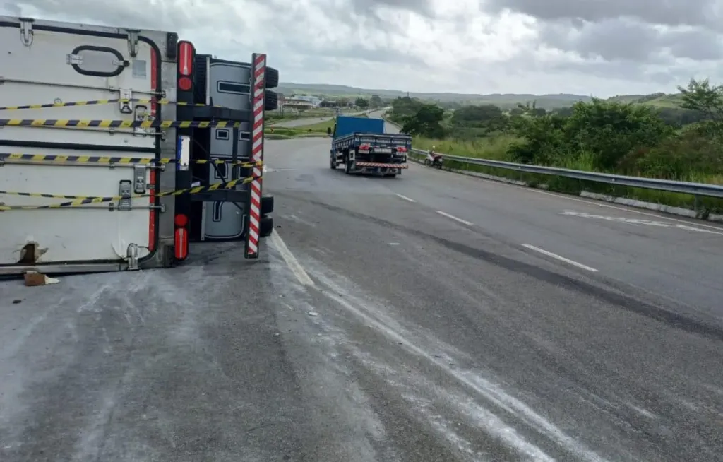 Carreta Tomba na BR-101 em Itaporanga: Motorista Ferido e Pista Bloqueada Geram Alerta na Região