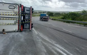 Carreta Tomba na BR-101 em Itaporanga: Motorista Ferido e Pista Bloqueada Geram Alerta na Região