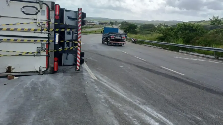 Carreta Tomba na BR-101 em Itaporanga: Motorista Ferido e Pista Bloqueada Geram Alerta na Região