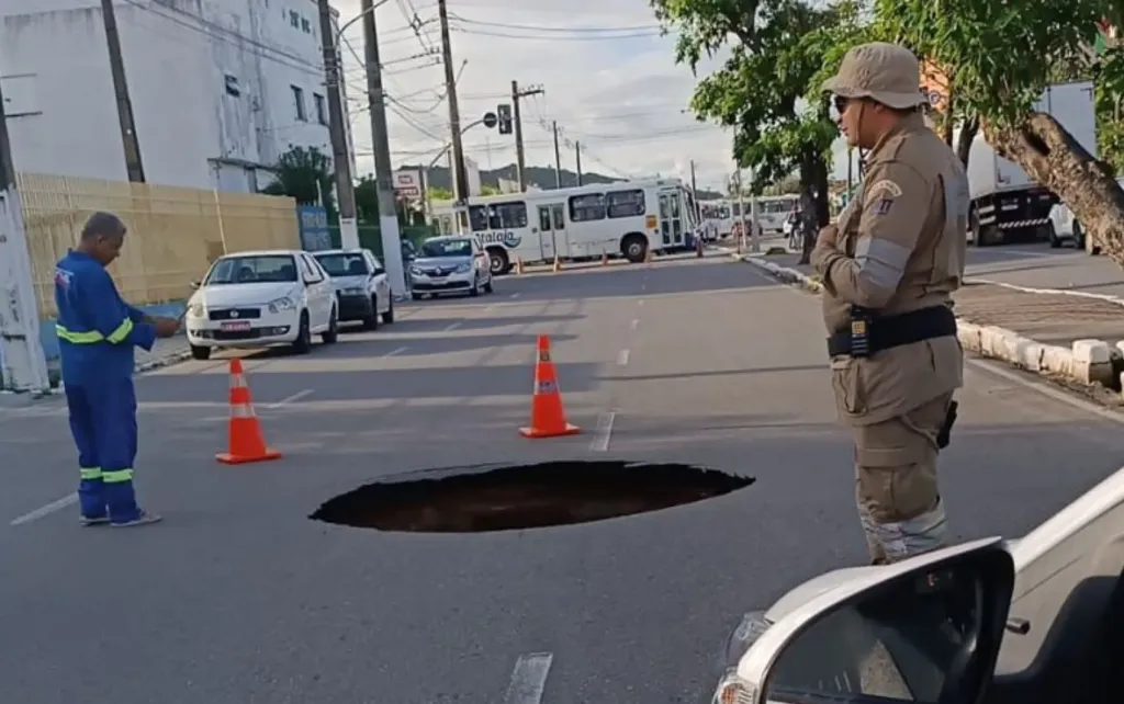 Aracaju em Alerta: Cratera Reaparece em Trecho da Zona Norte Interditado Após Problemas na Rede de Esgoto