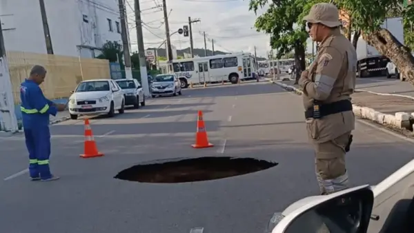 Aracaju em Alerta: Cratera Reaparece em Trecho da Zona Norte Interditado Após Problemas na Rede de Esgoto