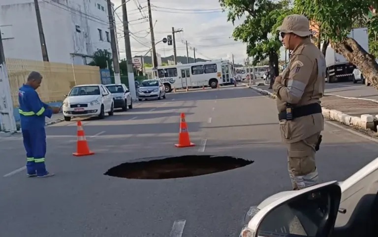 Aracaju em Alerta: Cratera Reaparece em Trecho da Zona Norte Interditado Após Problemas na Rede de Esgoto