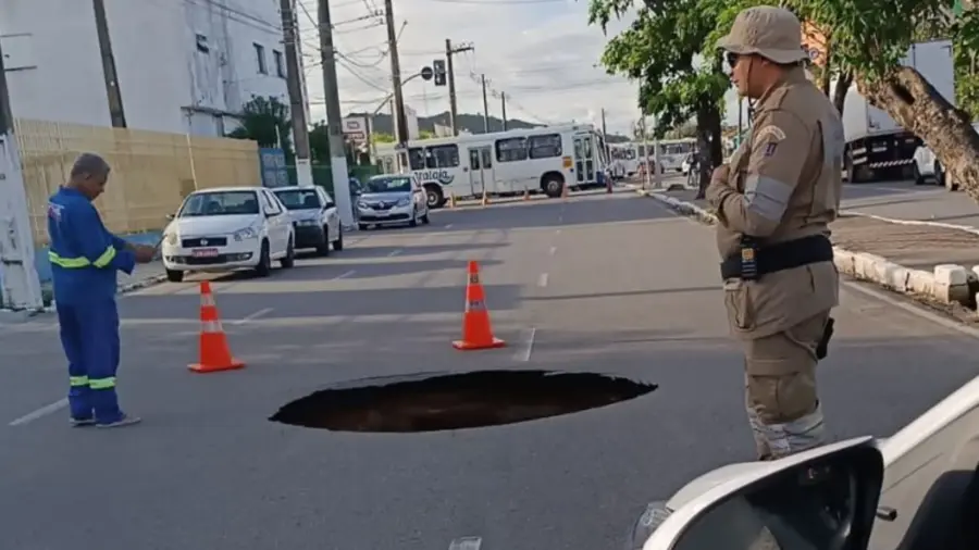 Aracaju em Alerta: Cratera Reaparece em Trecho da Zona Norte Interditado Após Problemas na Rede de Esgoto