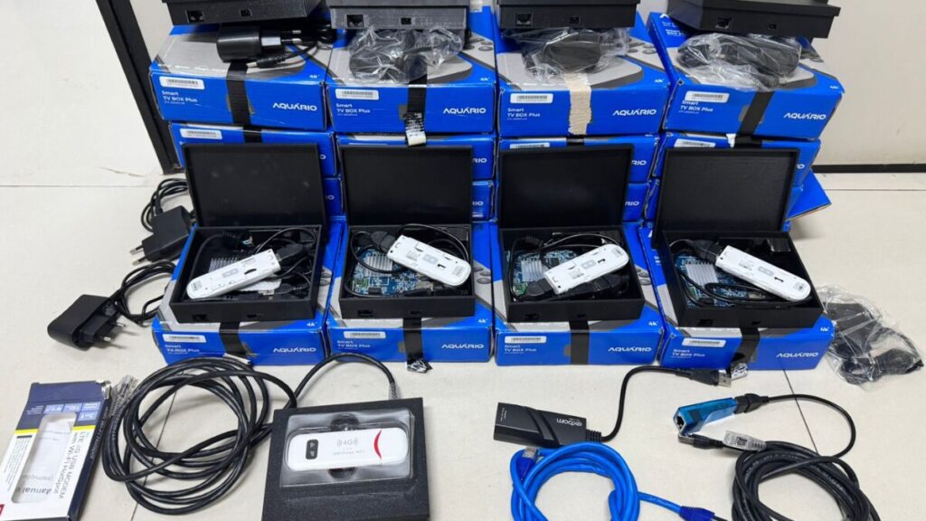 Equipamentos eletrônicos apreendidos pela Polícia Civil de Sergipe em operação da DRCC contra grupo suspeito de fraudes bancárias
