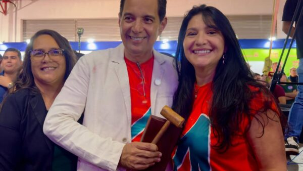 Apresentador Cláudio Luís tem candidatura oficializada pelo Avante para deputado federal