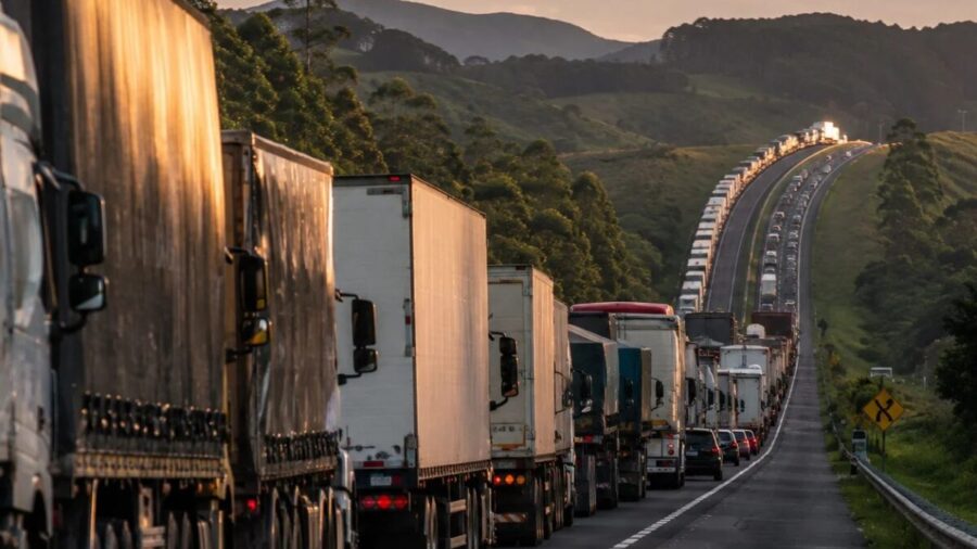 Caminhoneiros paralisam portos do país para pressionar Senado a votar MP do frete