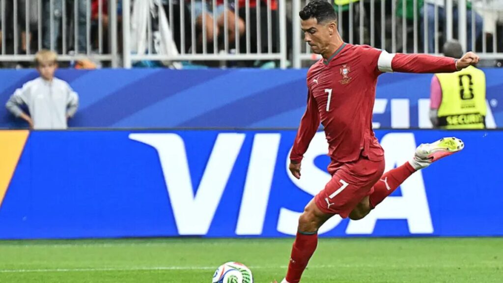 Cristiano Ronaldo chuta a bola pela seleção de Portugal na Copa do Mundo 2026